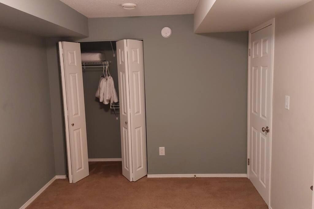 Lovely 1-Bedroom Basement Suite Winnipeg Exteriör bild